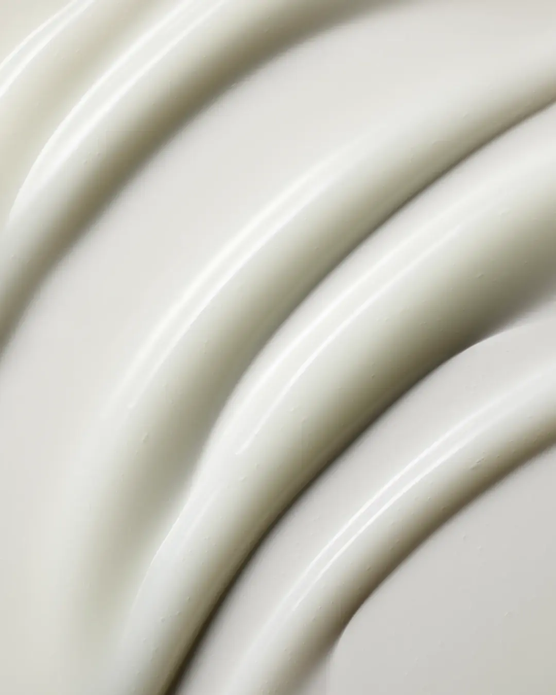 Nioxin Anti-Breakage Mask in Hand vor weißem Hintergrund